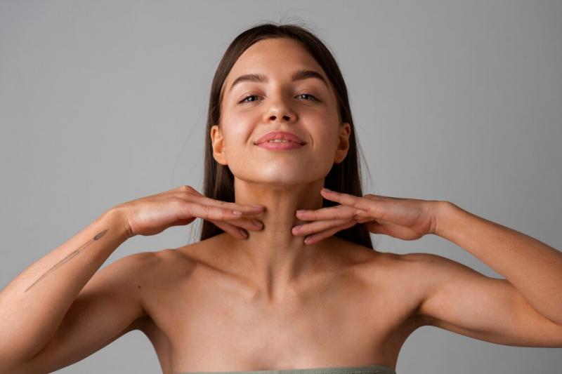 Rejuvenescimento do Pescoço: Dicas e Técnicas para a Pele Jovem Rejuvenescimento do Pescoço: Dicas e Técnicas para a Pele Jovem